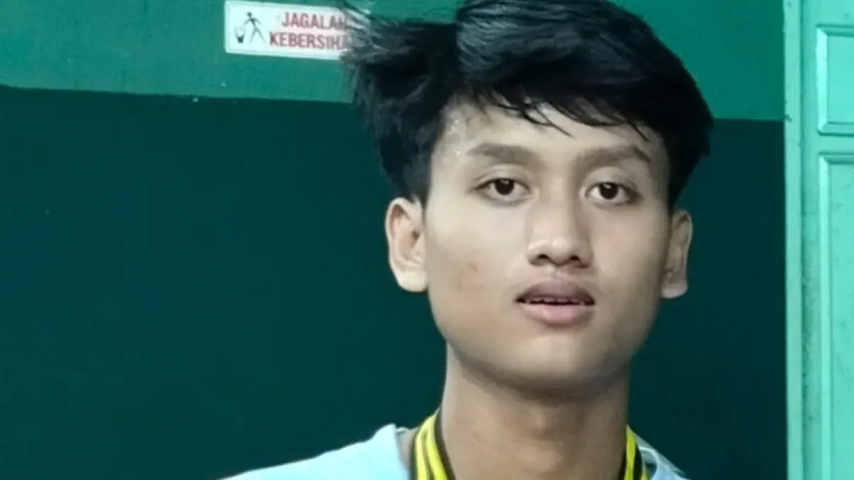 SANG JUARA : Ilafi Arrohidi, saat menerima Trofi Juara 1 Bulutangkis Hardiknas Sumenep Cup 2026.