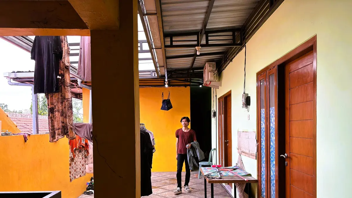 SANTAI: Warga berada di salah satu rumah kos di Pamekasan, Kamis (30/4).