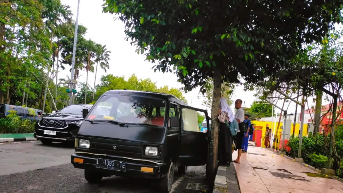 TAK TERTIB: MPU plat hitam sedang mangkal di ruas Jalan Soekarno-Hatta Bangkalan, Kamis (30/4).