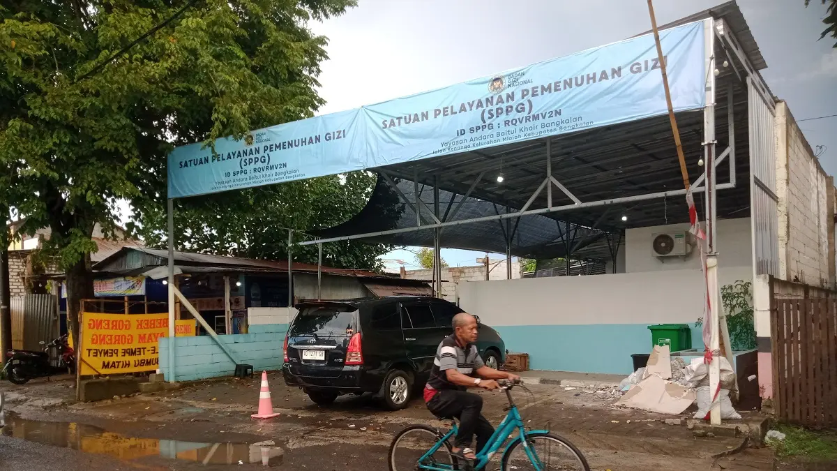 TAMPAK DEPAN: Pengemudi kendaraan bermotor melintas di depan SPPG yang terletak di Kelurahan Mlajah, Kecamatan Kota Bangkalan, Kamis (30/4).