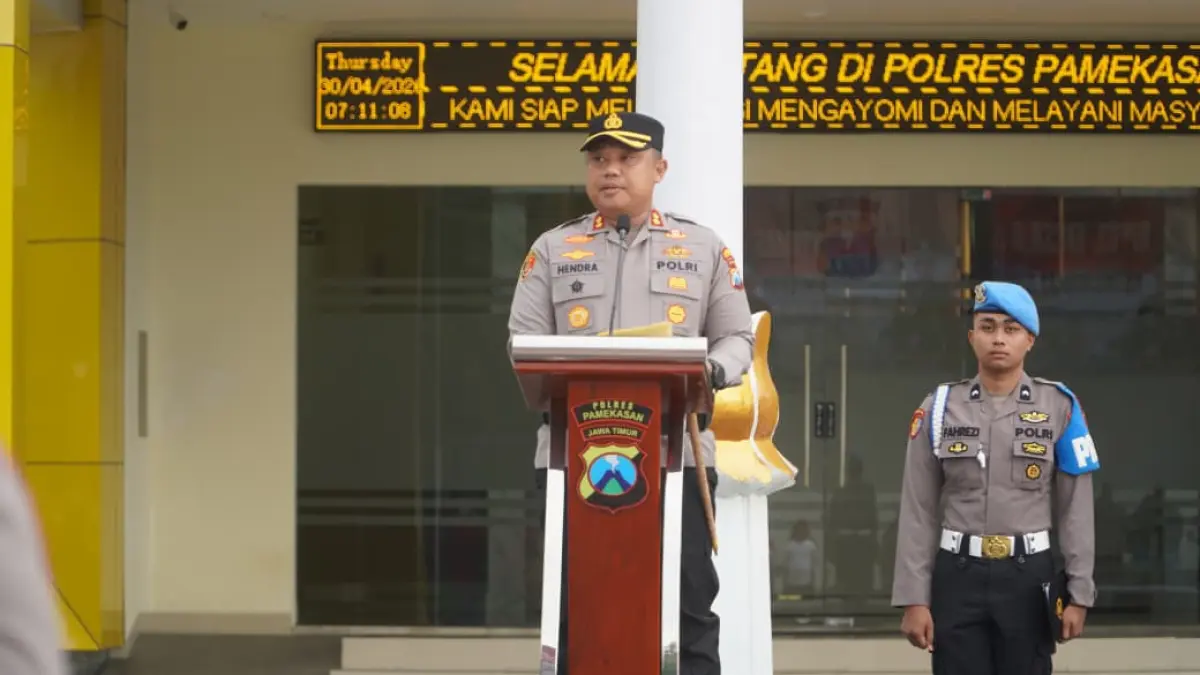 TEGAS: Kapolres Pamekasan AKBP Hendra Eko Triyulianto memimpin apel, Kamis (30/4).