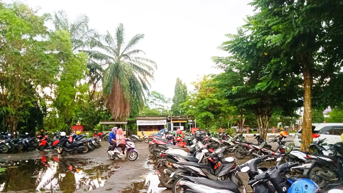 TERTATA: Pengendara hendak memarkirkan kendaraannya di area parkir Bangkalan Plaza, Kamis (30/4).