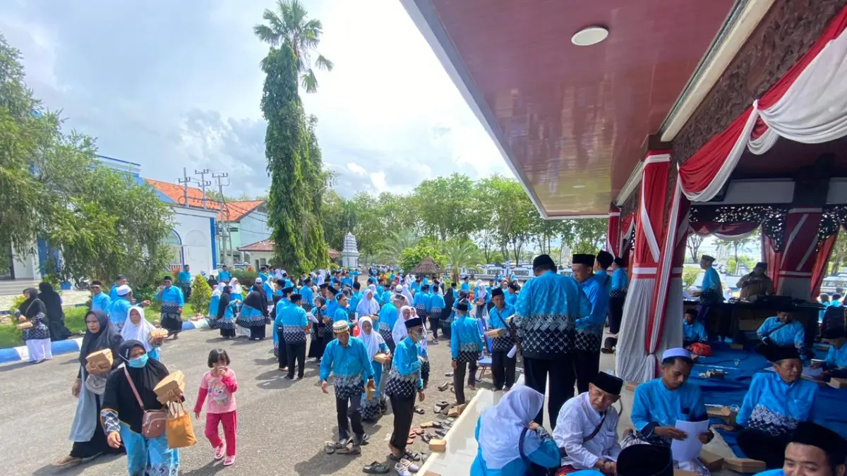 TERTIB: Ratusan CJH mengikuti pembekalan di Pendopo Trunojoyo, Sampang, Kamis (30/4).