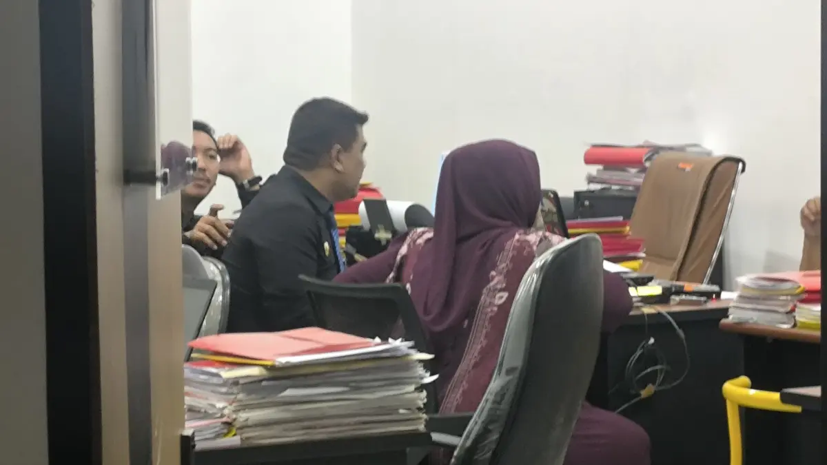 BERPROSES: Terlapor didampingi penasihat hukumnya diperiksa di ruang penyidik Satreskrim Polres Pamekasan, Senin (16/3).