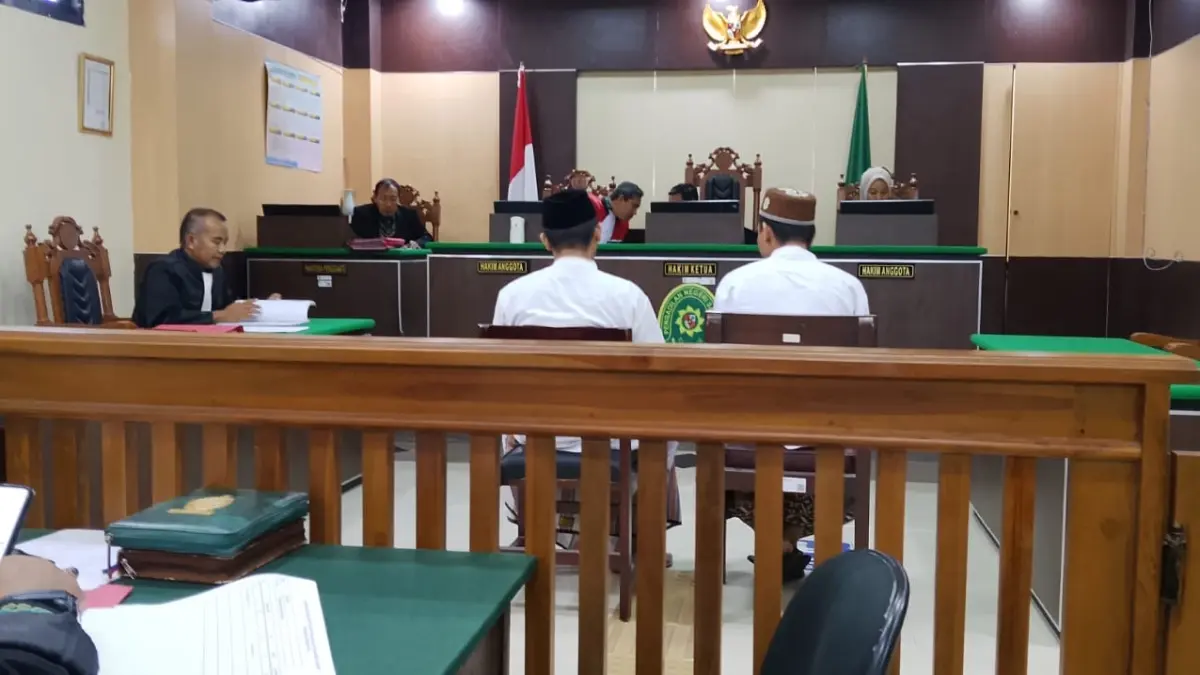 DIADILI: Dua terdakwa Salamin dan Herman penganiaya guru tugas mengikuti sidang pemeriksaan terdakwa di ruang sidang PN Sampang, Kamis (30/4).