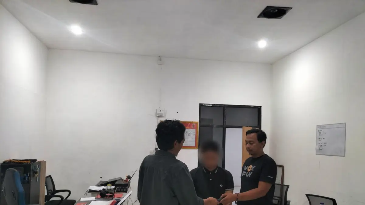 DIAMANKAN: Polisi mengamankan pemuda yang kedapatan membawa sajam saat operasi bali , Jumat (1/5).