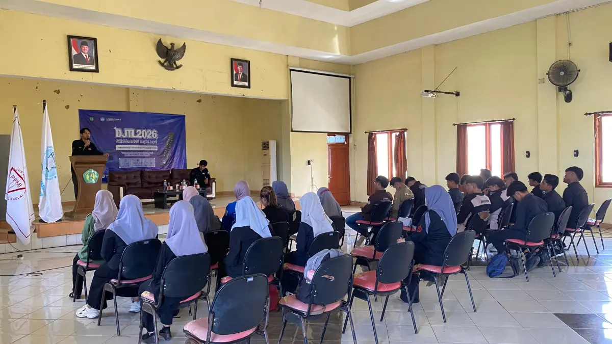 FOKUS MENYIMAK: Suasana para peserta saat mengikuti Diklat Jurnalistik Tingkat Lanjut (DJTL) 2026 yang digelar oleh LPM Retorika di Universitas PGRI (UPI) Sumenep, Jumat (1/5/2026).
