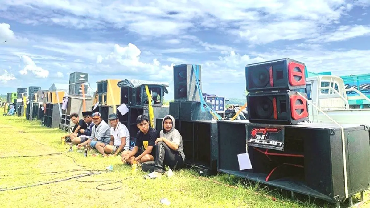 ANTUSIAS: Pengunjung berada di sekitar area lomba sound balap di Desa Waru Barat, Kecamatan Waru, Pamekasan, Minggu (3/5). (MOH. IQBAL AFGANI/JPRM)