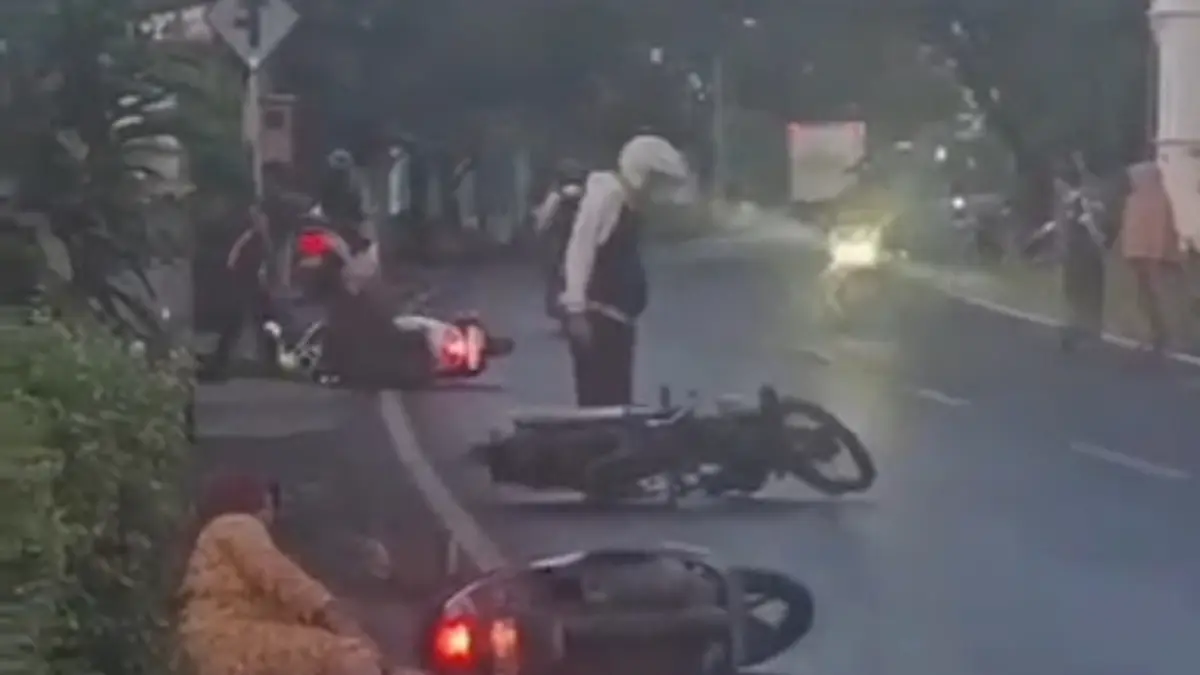 BERJATUHAN: Pengendara motor terjatuh saat melintas di Jalan Raya Arosbaya, Minggu (3/5).