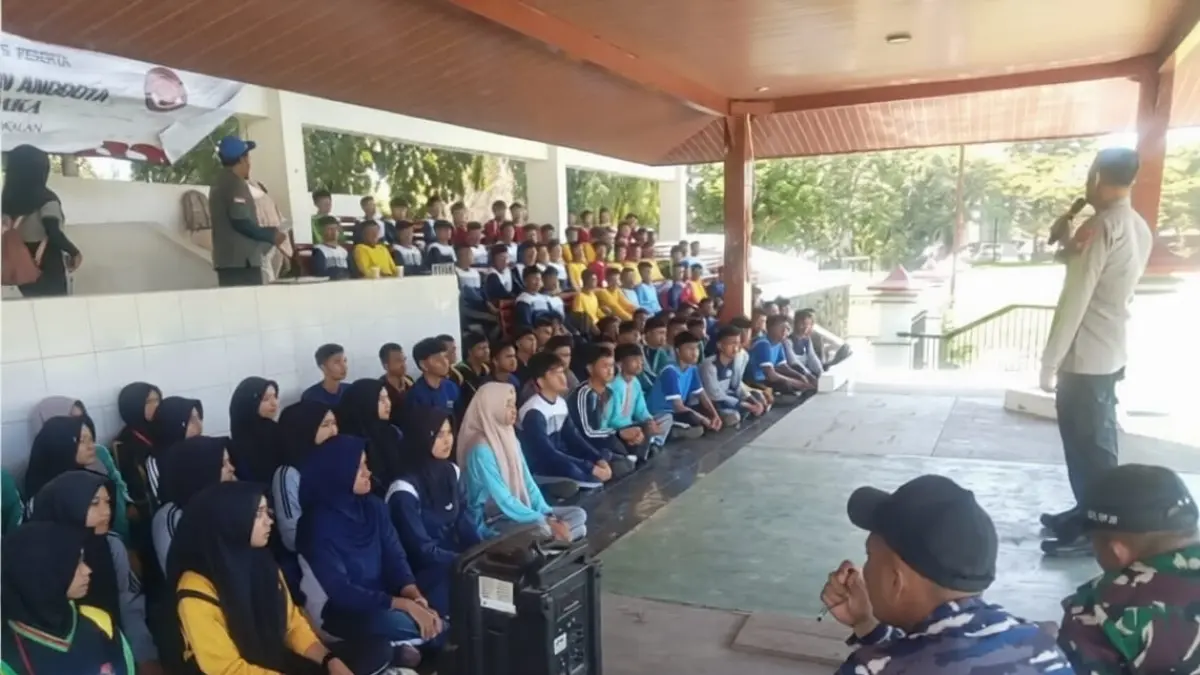 DIBINA: Calon paskibraka mendapat arahan dari di Alun-alun di Bangkalan