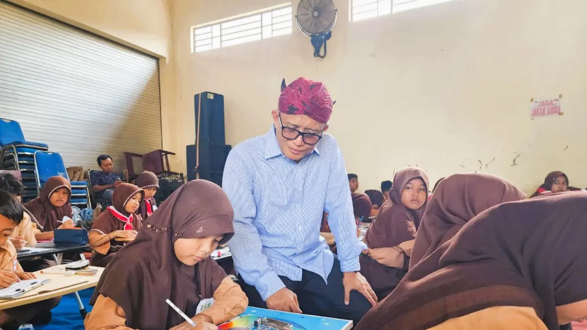 FOKUS: Direktur PT BPRS Bhakti Sumekar (Perseroda), Hairil Fajar bersama para pelajar di Kantor Dispendik Sumenep.