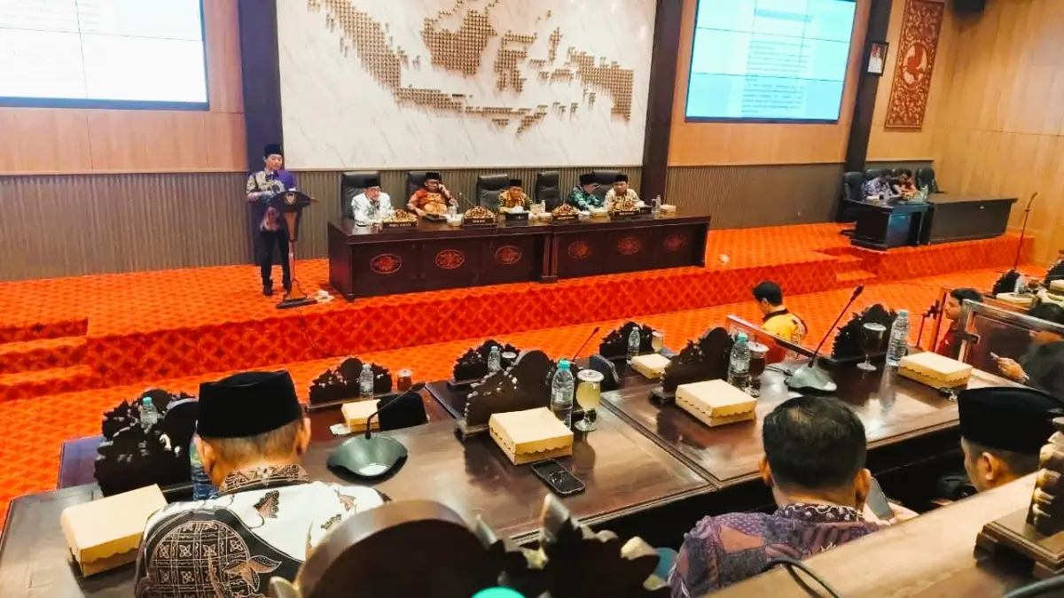 FOKUS: Ketua Pansus LKPJ DPRD Sumenep, Hosnan saat menyampaikan laporan dalam rapat paripurna di Kantor DPRD Sumenep.