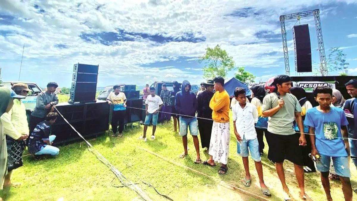 JADI TONTONAN: Warga melihat lomba sound balap di Desa Waru Barat, Kecamatan Waru, Pamekasan, Minggu (3/5). (MOH. IQBAL AFGANI/JPRM)