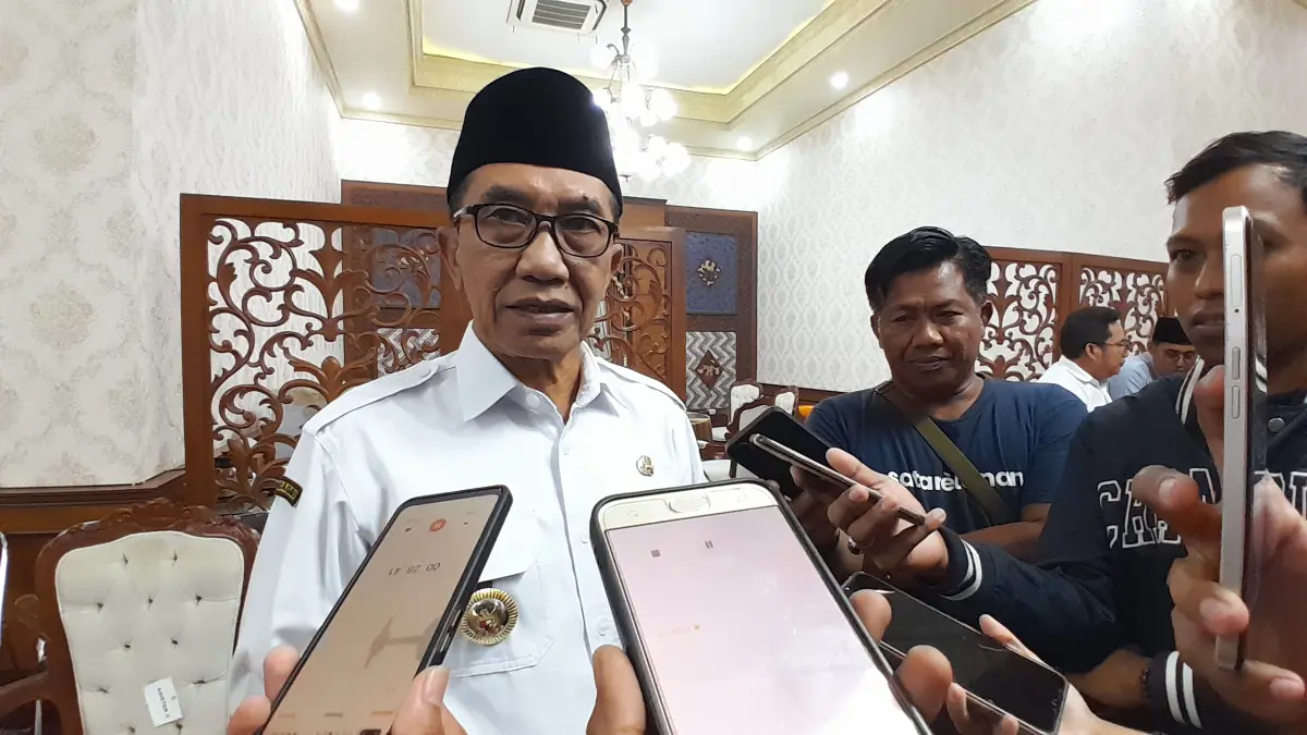 KOMITMEN: Bupati Pamekasan KH. Kholilurrahman saat wawancara dengan media di Pringgitan dalam, Rabu (29/3).