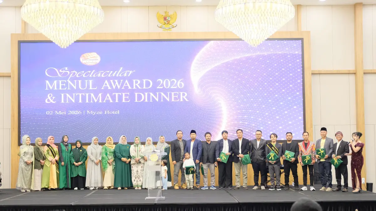 KOMPAK: Owner dan jajaran manajemen outlet Roti Menul Indonesia berfoto bersama pada malam Spectacular Menul Award 2026 dan Intimate Dinner di Ballroom Hotel Myze pada Sabtu (2/5) malam. 