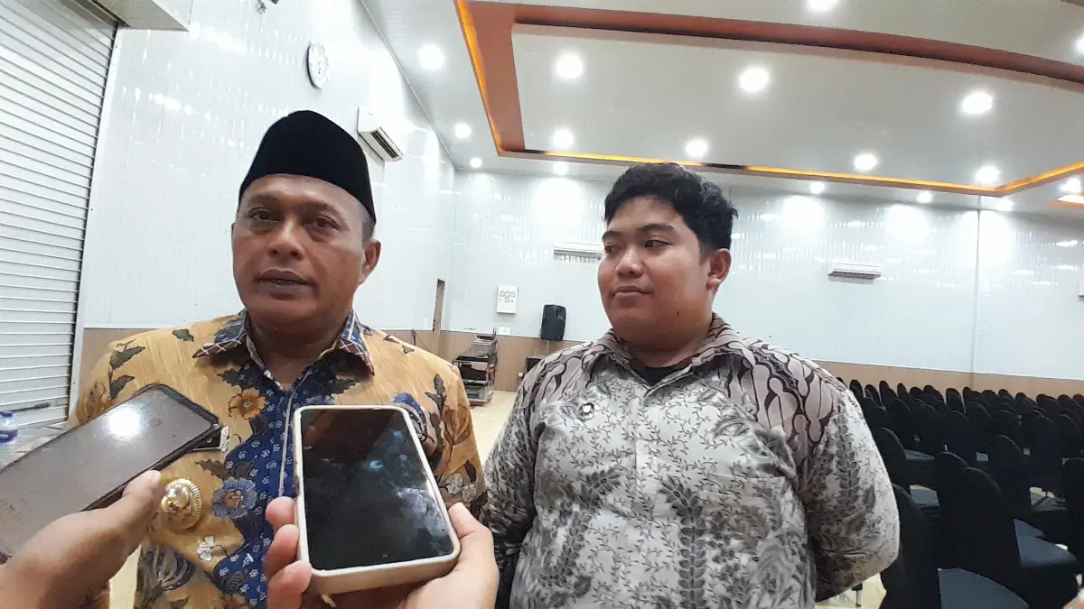 MENJAWAB: Ketua Satgas MBG Pamekasan Sukriyanto bersama Korwil MBG Pamekasan Hariyanto Rahmansyah Tri Arif memberikan keterangan pres awak media, Kamis (30/4).