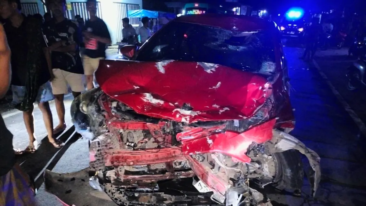 REMUK: Warga sedang berada di sekitar mobil sedan yang terlibat laka lantas di Jalan Raya Desa Masaran, Kecamatan Banyuates, Sampang, Minggu (3/5)