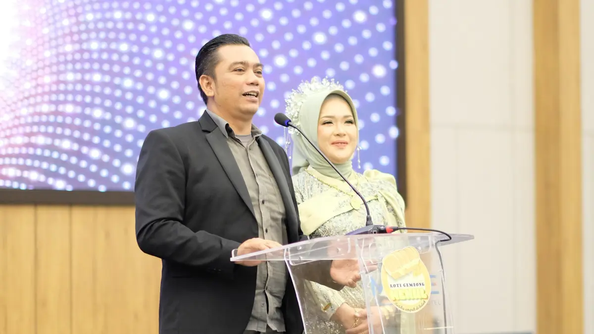 ROMANTIS: Owner Roti Menul Indonesia Fawaid Sulaiman dan Ramadani menyampaikan sambutan pada malam Spectacular Menul Award 2026 dan Intimate Dinner di Ballroom Hotel Myze pada Sabtu (2/5) malam. 
