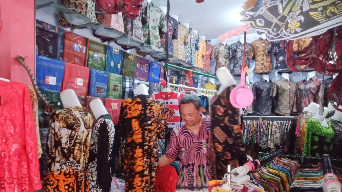 SEPI: Mohammad Soleh merapikan dagangannya di Pasar Ki Lemah Duwur, Sabtu (2/5)&nbsp;