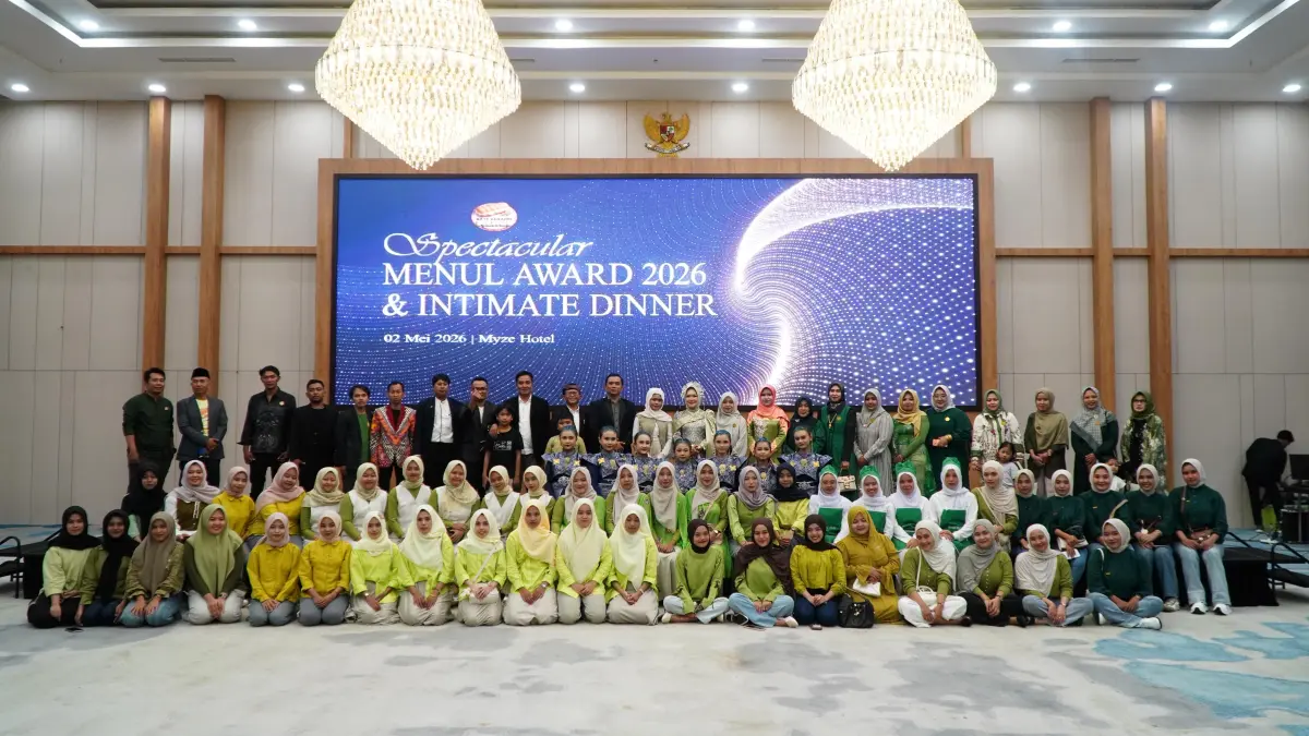 SOLID: Owner, manajemen, dan karyawan Roti Menul Indonesia berfoto bersama pada malam Spectacular Menul Award 2026 dan Intimate Dinner di Ballroom Hotel Myze pada Sabtu (2/5) malam. 
