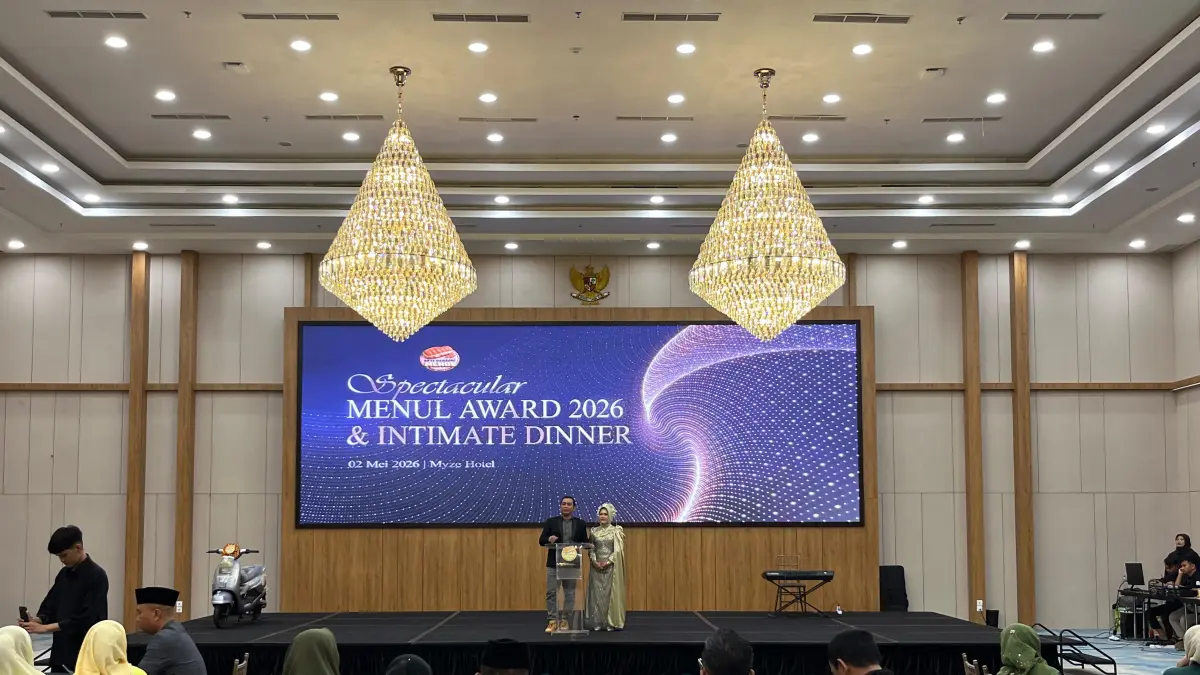 SUKSES: Owner Roti Menul Indonesia Fawaid Sulaiman dan Ramadani menyampaikan sambutan di panggung Spectacular Menul Award 2026 dan Intimate Dinner di Ballroom Hotel Myze pada Sabtu (2/5) malam.