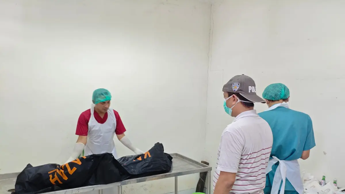 TANPA IDENTITAS: Petugas saat mengevakuasi mayat tanpa identitas di RSUD Syamrabu Bangkalan Sabtu (2/5).