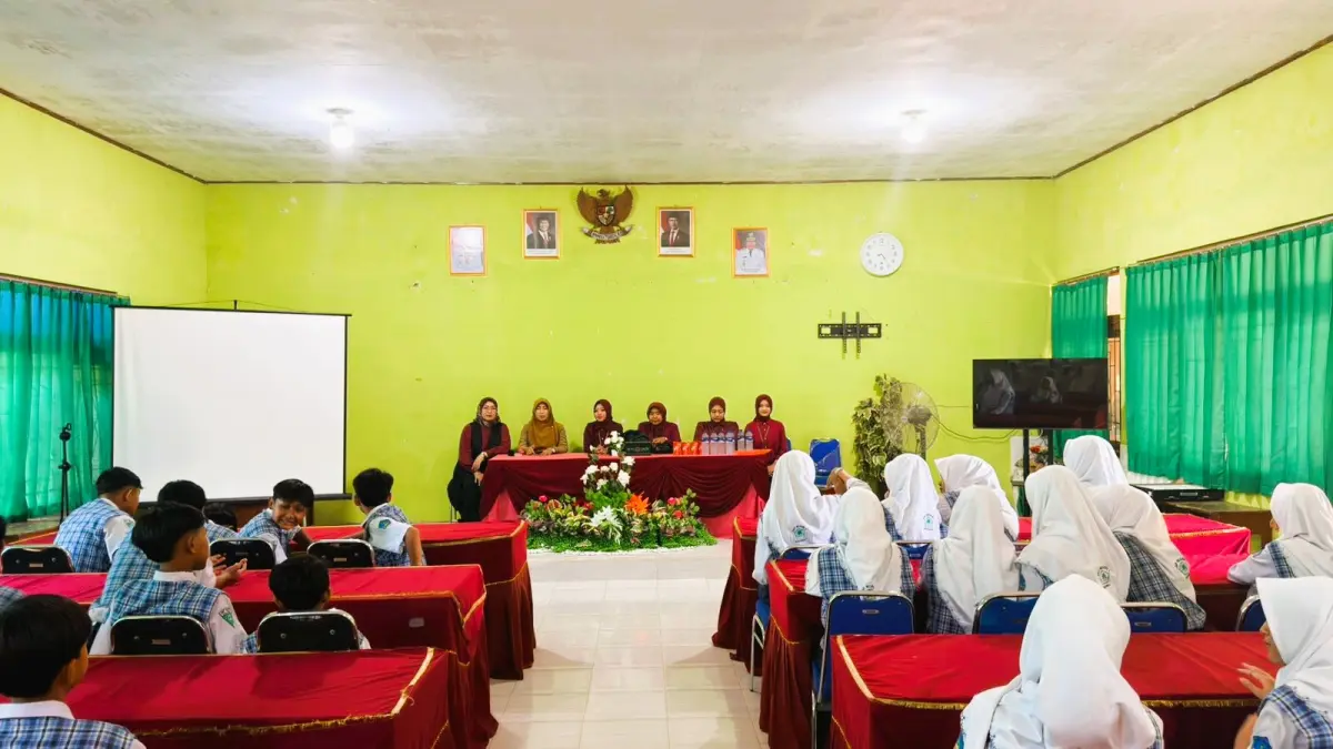 BERI PENJELASAN: Bank Jatim Cabang Sumenep menyosialisasikan program Kejar kepada murid SMPN 1 Kalianget.
