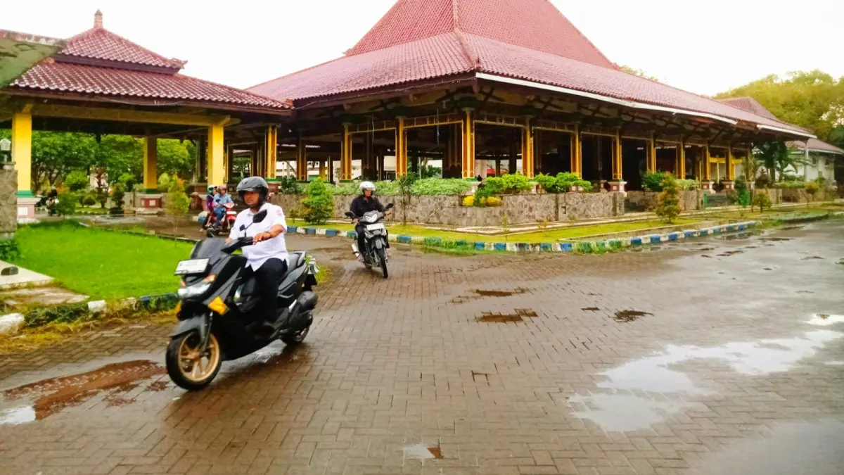 BERKENDARA: Seorang ASN di lingkungan kantor Pemkab Sampang hendak keluar dari kantornya Senin (4/5). (YUSRIL DENNY MAHENDARTO/JPRM)