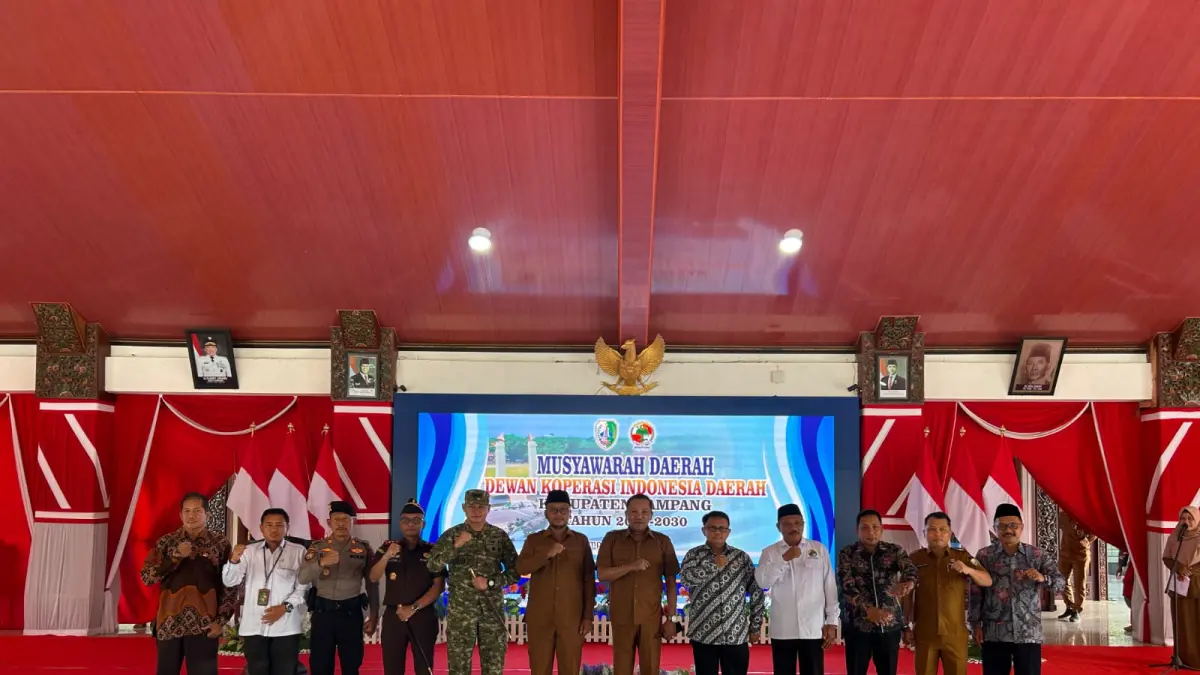 BERSINERGI: Bupati Sampang Slamet Junaidi (tujuh dari kiri), Wabup Ahmad Mahfudz (enam dari kiri) berpose bersama forkopimda dan pengurus Dekopinda Sampang usai pembukaan kegiatan musda di Pendopo Trunojoyo, Senin (4/5).