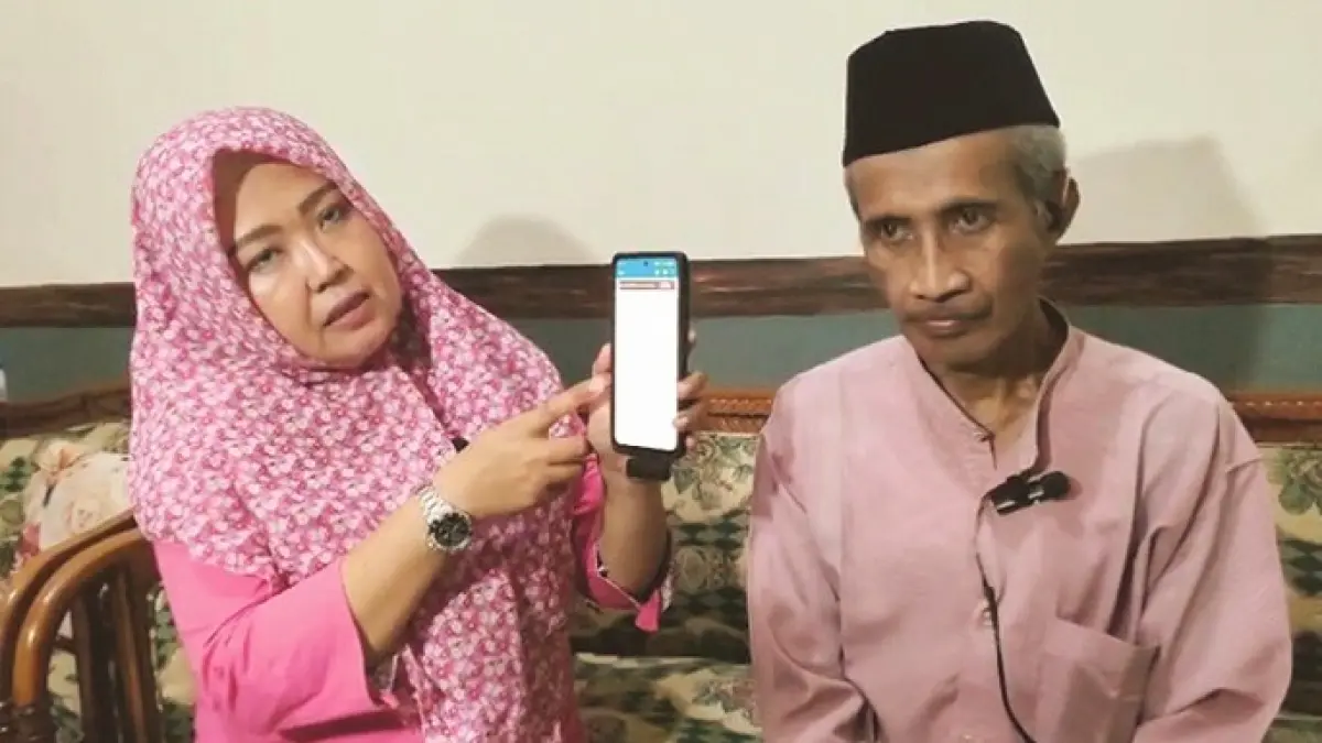 BUKA SUARA: Orang tua Ghofirul Kasyfi menunjukkan bukti chatting-an dengan korban sebelum meninggal, Minggu (3/5). (ISNIN UNTUK JPRM)
