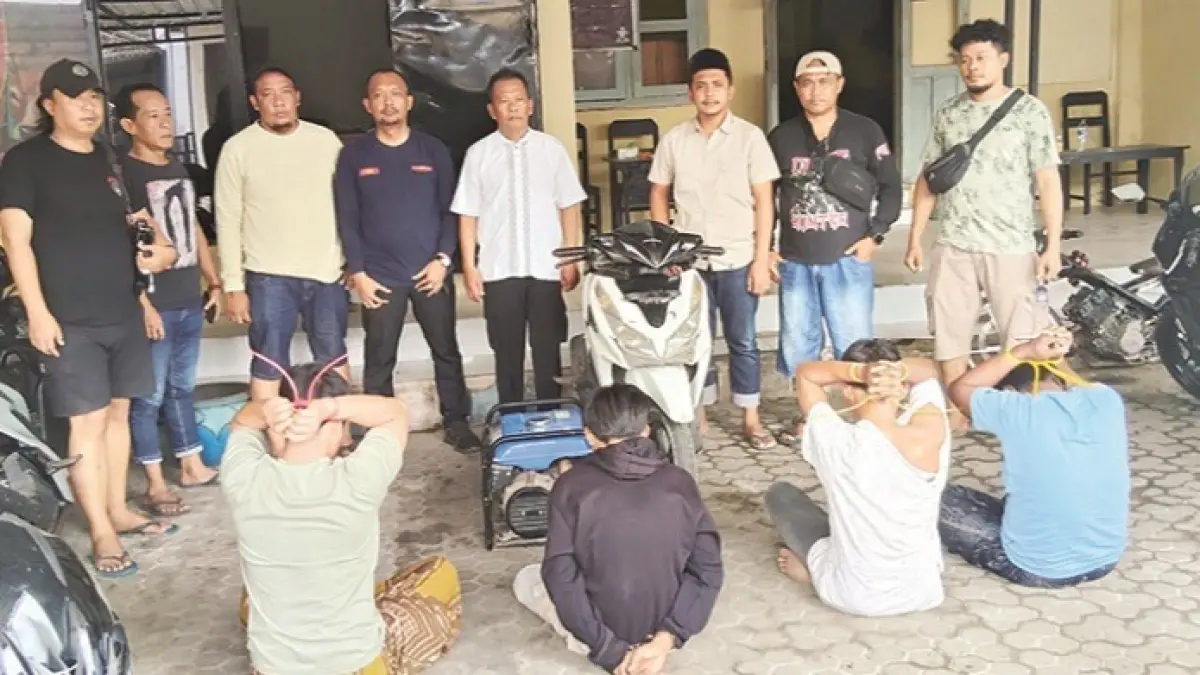 DIBEKUK: Polisi mengamankan terduga pelaku pencurian di Kecamatan Pasean, Pamekasan, Kamis (30/4). (POLRES PAMEKASAN UNTUK JPRM)