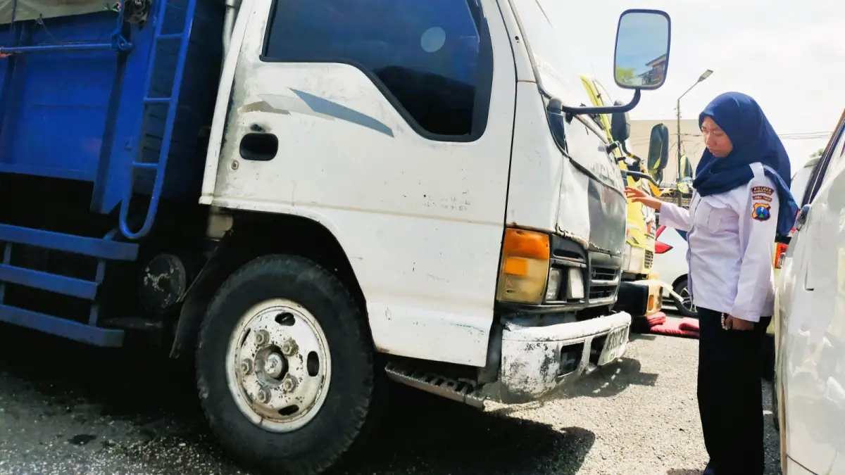 DIDUGA ILEGAL: Petugas menunjukkan truk bermuatan tangki berisi solar di Mapolres Bangkalan Senin (4/5). (VIVIN AGUSTIN HARTONO/JPRM)