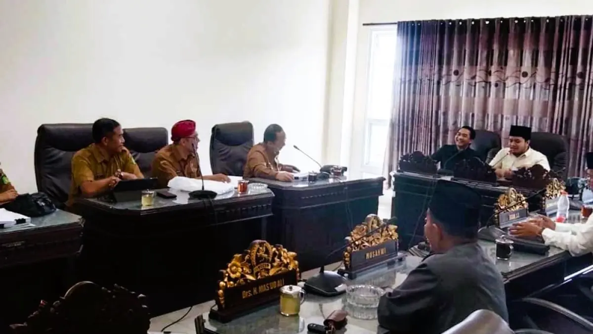 FOKUS: Pansus raperda pengelolaan barang milik daerah menggelar rapat di ruang Komisi III DPRD Sumenep, Senin 4/5).