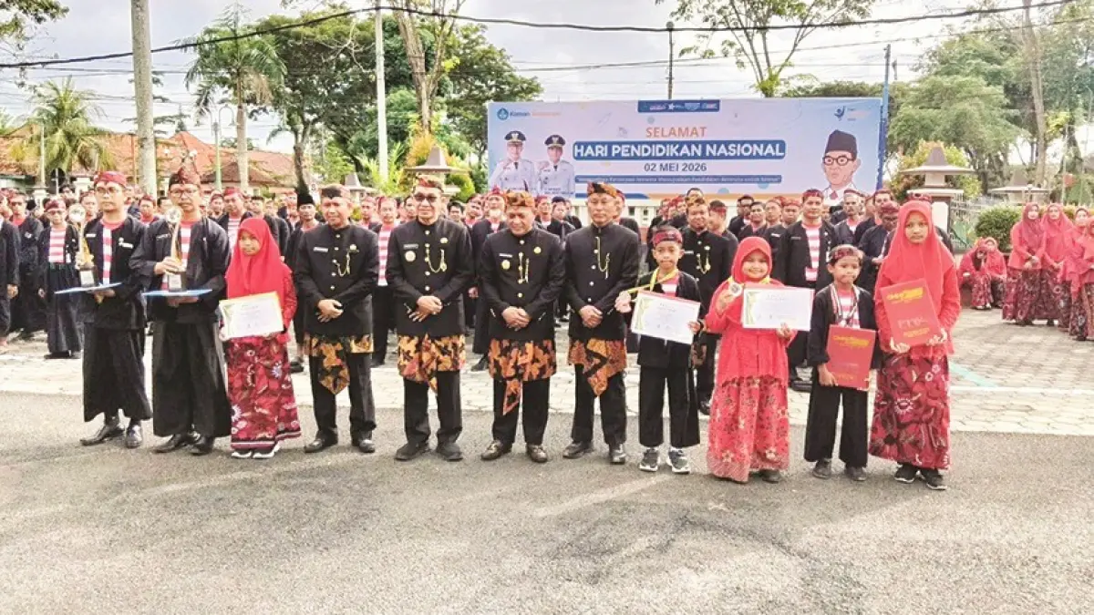GENERASI EMAS: Pemkab Pamekasan memberikan penghargaan dan apresiasi kepada para pelajar Pamekasan yang berprestasi di momentum peringatan Hardiknas Senin (4/5). (PROKOPIM UNTUK JPRM)