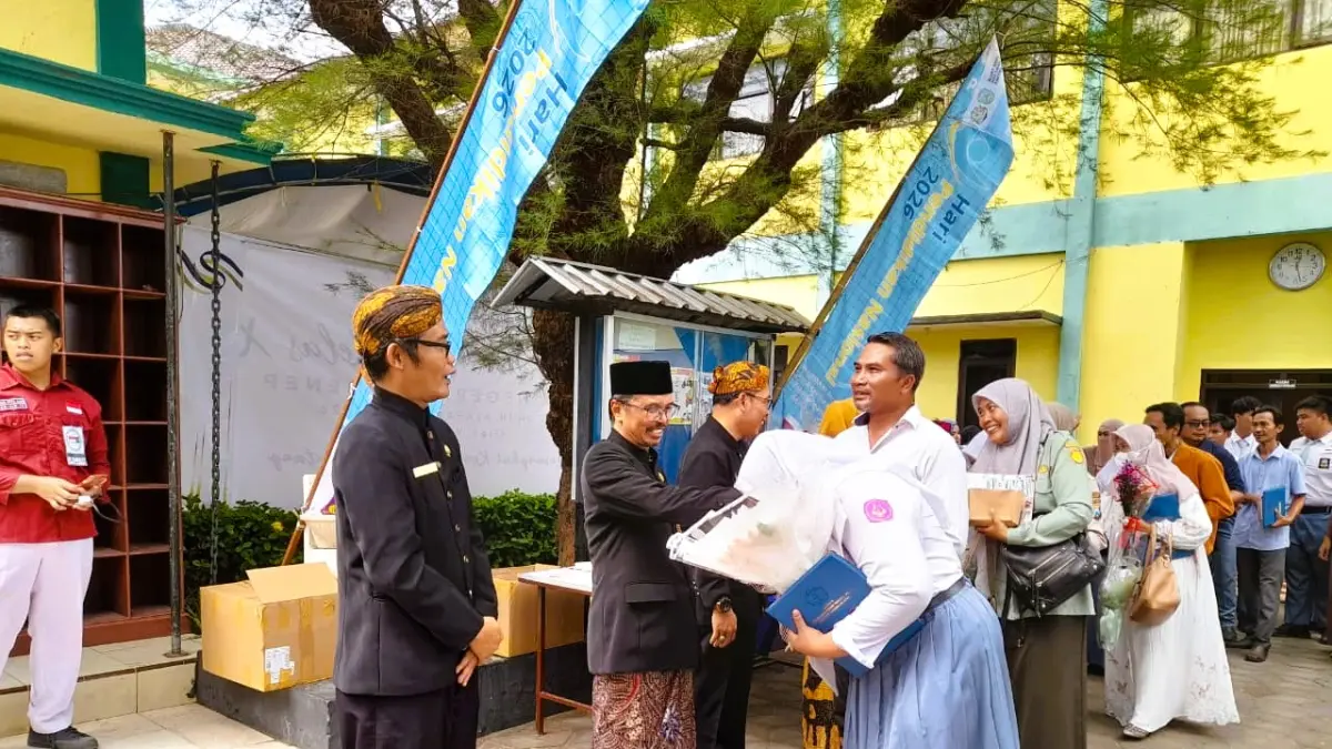 HARU: Kepala SMAN 1 Sumenep Drs. Sirajum Munir, M.Pd., (kopiah hitam) saat melepas semua siswa kelas XII yang sudah lulus di halaman sekolah, Senin (4/5).