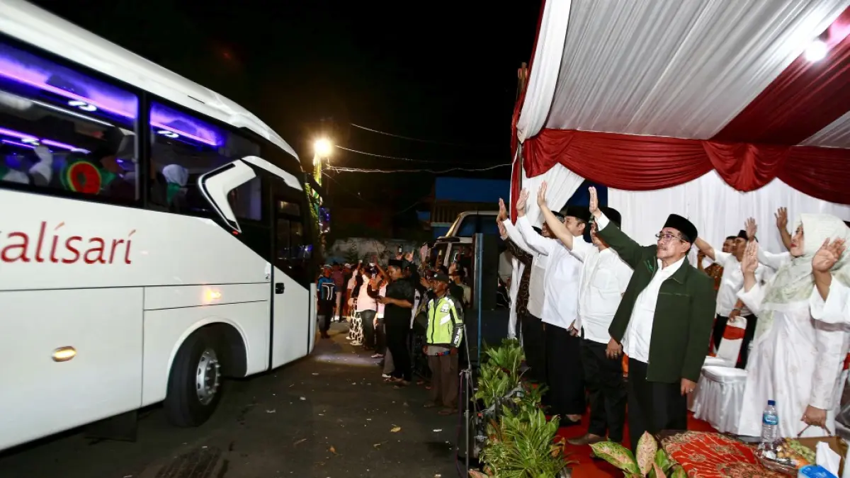 IBADAH: Wakil Bupati Sumenep Imam Hasyim saat melepas keberangkatan jemaah haji pada musim haji 2025 di GOR A. Yani Sumenep.