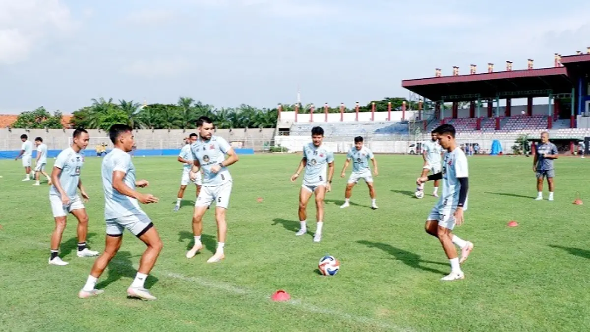 JAJAL LAPANGAN: Pemain Madura United melakukan latihan di Stadion Gelora Bangkalan Senin (4/5). (VIVIN AGUSTIN HARTONO/JPRM)