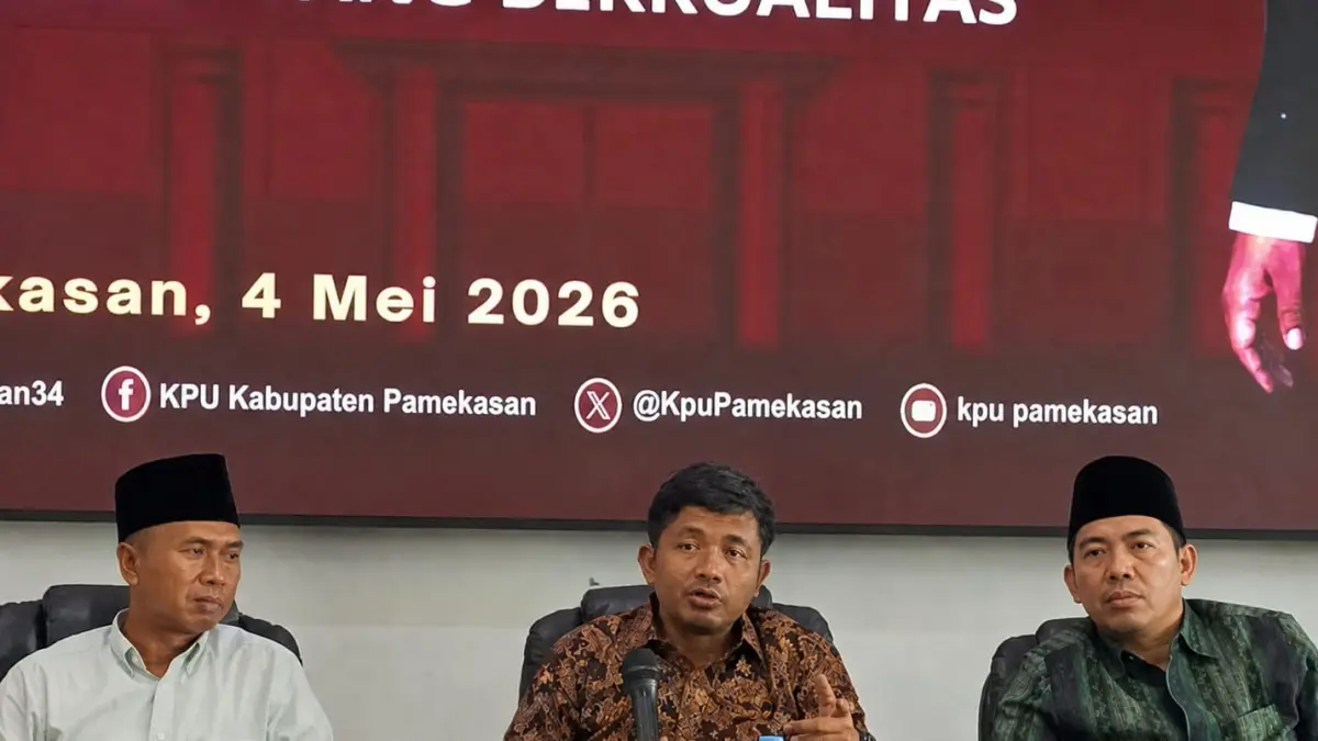 KUNJUNGAN KERJA: Ketua Teknis Penyelenggaraan KPU RI Idham Holik (pegang mik) memberikan arahan kepada staf dan anggota di Kantor KPU Pamekasan, Senin (4/5).&nbsp;