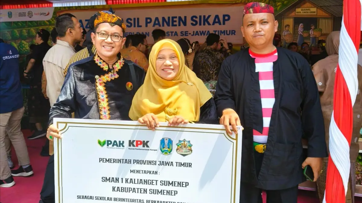 MEMBANGGAKAN: Kepala SMA Negeri 1 Kalianget Hj Anik Rekno Winarni, S.Pd., M.M (tengah) didampingi Kepala Cabdindik Jatim Wilayah Sumenep Rusliy, S.Pd (kiri) memegang penghargaan dari Pemprov Jatim di Gedung Grahadi Surabaya, Senin (4/5).