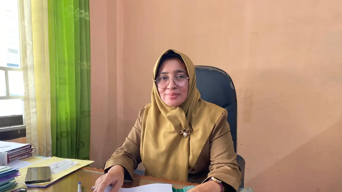 PERDULI: Kabid PPPA Masruhah saat ditemui di kantor Dinsos PPPA Sampang kemarin (4/5).