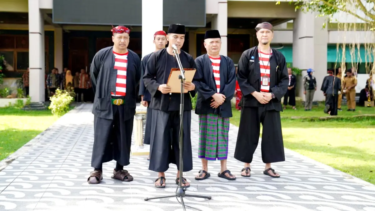 SOLID: Bupati Bangkalan berfoto bersama insan pendidikan setelah apel peringatan Hardiknas di halaman kantor pemkab Senin (4/5). (PROKOPIM UNTUK JPRM)