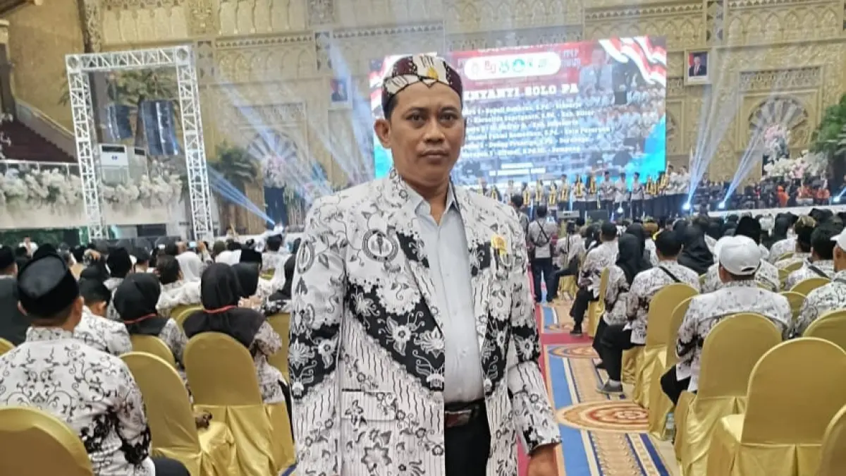 TEGAS: Ketua PGRI Cabang Kedungdung Asyhar Rizali mengucapkan selamat atas penghargaan yang diraih tiga guru dari PGRI Cabang Kedungdung pada Hardiknas 2026.&nbsp;