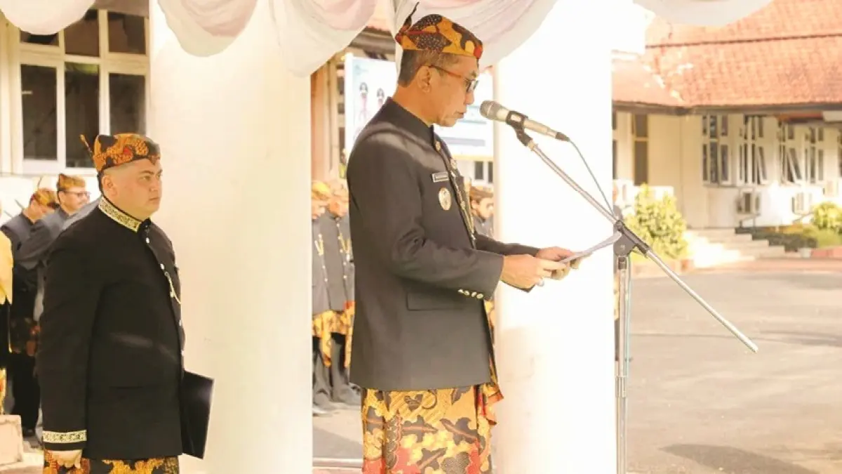 VISIONER: Bupati Pamekasan KH. Kholilurrahman menyampaikan sambutan dalam upacara peringatan Hardiknas 2026 di depan kantor pemkab Senin (4/5). (PROKOPIM UNTUK JPRM)
