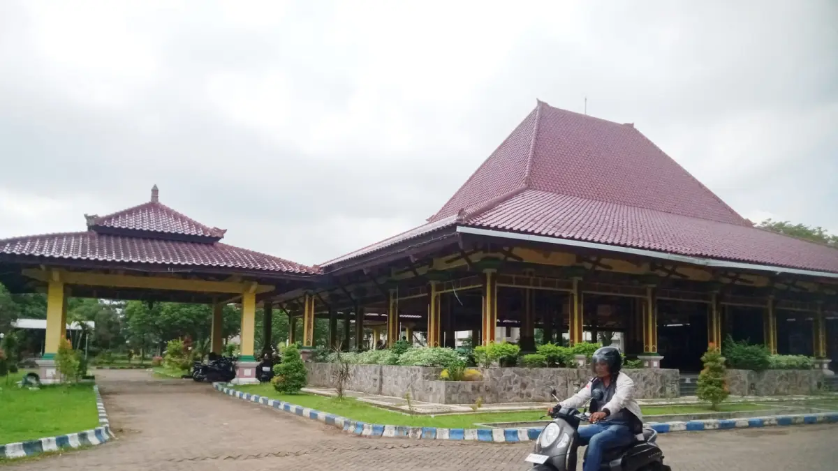 ABDI NEGARA: Seorang pegawai keluar dari kantor Pemkab Bangkalan, Selasa (5/5).