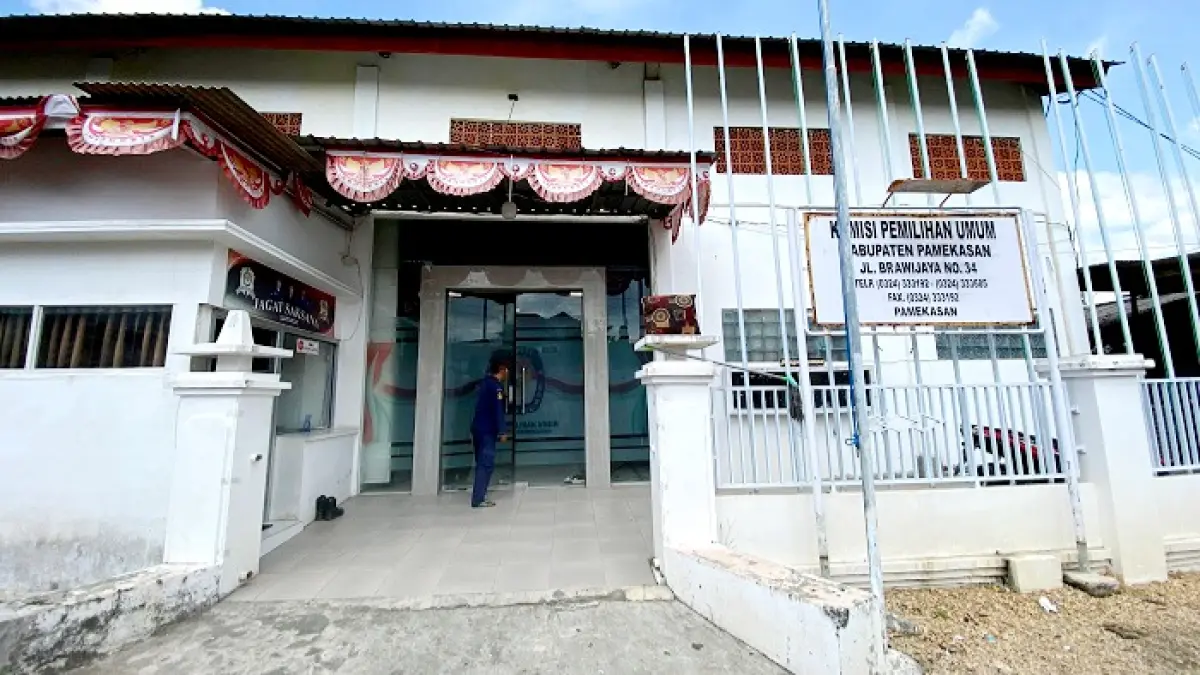 BERJAGA: Petugas keamanan berada di Kantor KPU Pamekasan Selasa (5/5). (MOH. IQBAL AFGANI/JPRM)