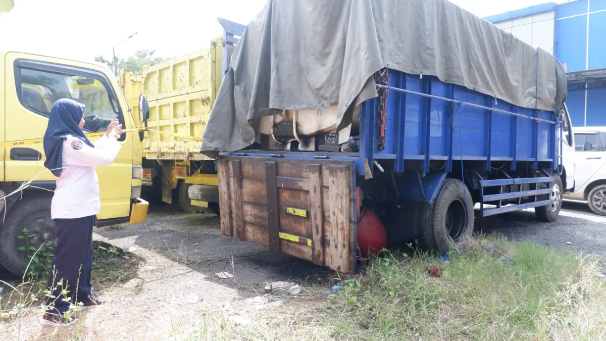 BERMASALAH: Petugas menunjukkan mobil truk bermuatan tangki di Mapolres Bangkalan, Senin (4/5).