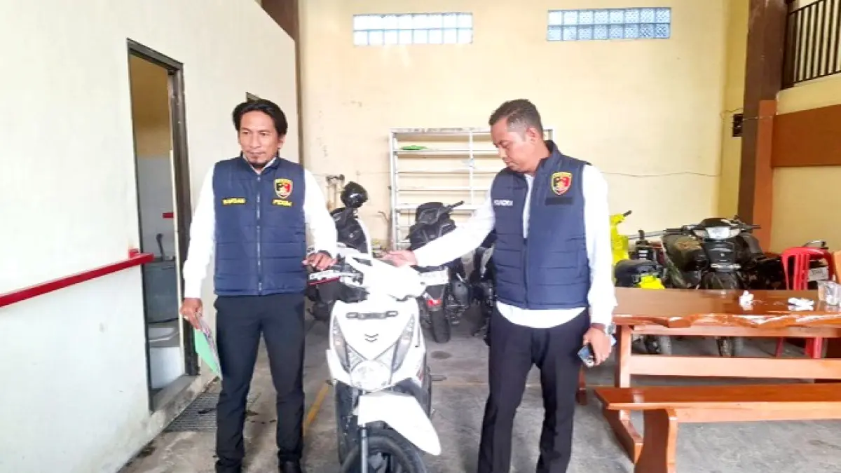 DIAMANKAN: KBO Satreskrim Ipda Poundra Kinan Aditama (kanan) menunjukkan barang bukti&nbsp;sepeda motor yang dicuri terduga pelaku di Polres Sampang, Senin (4/5). (HUMAS POLRES UNTUK JPRM)