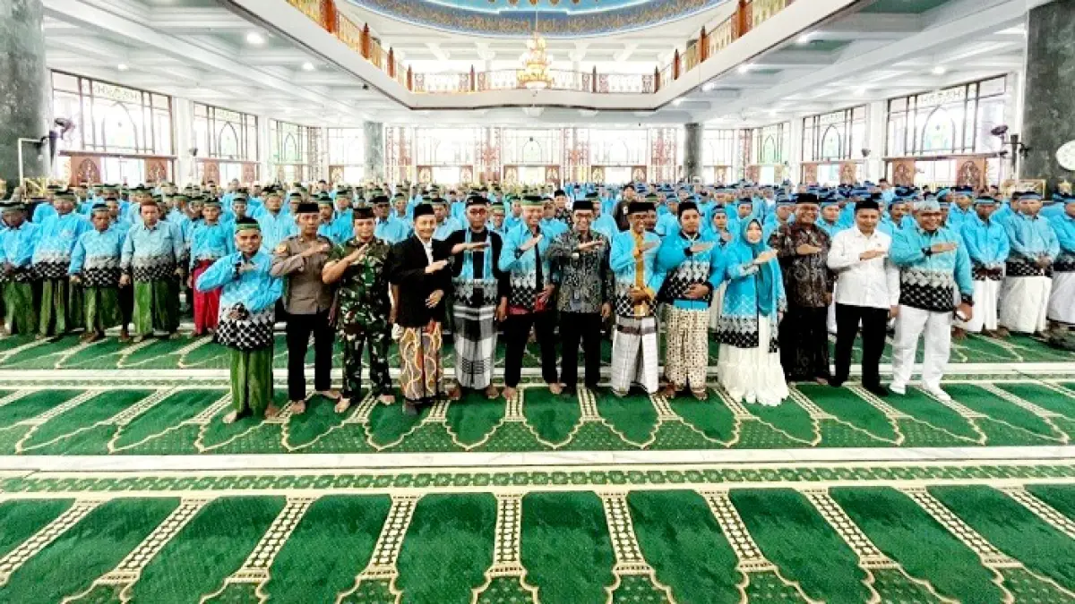 DOA BAIK: Bupati Pamekasan KH. Kholilurrahman (tengah) bersama forkopimda dan jajaran berfoto bersama CJH di Masjid Agung Asy-Syuhada Selasa (5/5). (MOH. IQBAL AFGANI/JPRM)