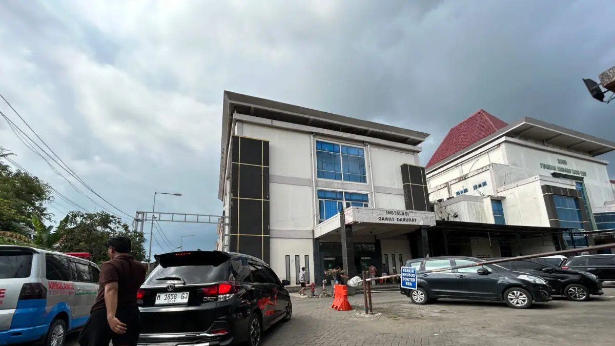 FASKES RUJUKAN: Pengunjung berada di depan halaman RSUD Syamrabu, Selasa (5/5).