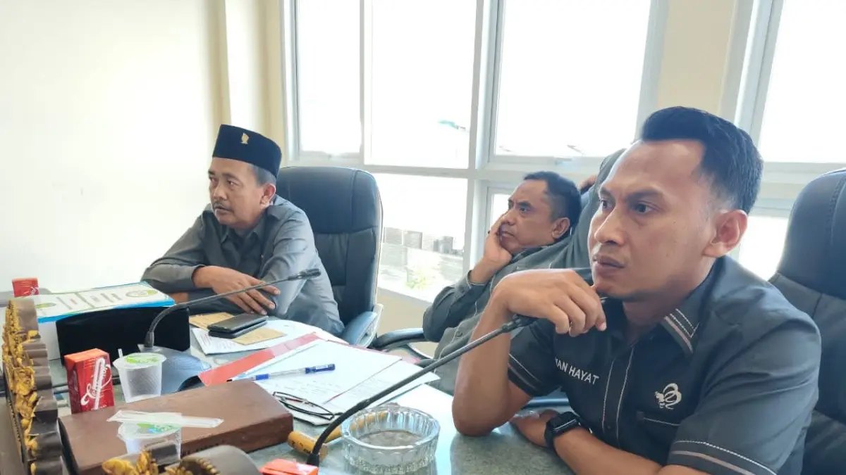 FOKUS: Pansus DPRD Sumenep sedang rapat membahas revisi perda 5/2013 tentang perlindungan dan pemberdayaan pasar tradisional serta penataan pasar modern di kantor dewan.